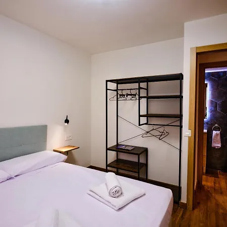 Leo Home- Bright & Centric 3 Bedrooms With Private Parking Inside *