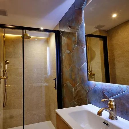 Leo Home- Bright & Centric 3 Bedrooms With Private Parking Inside *